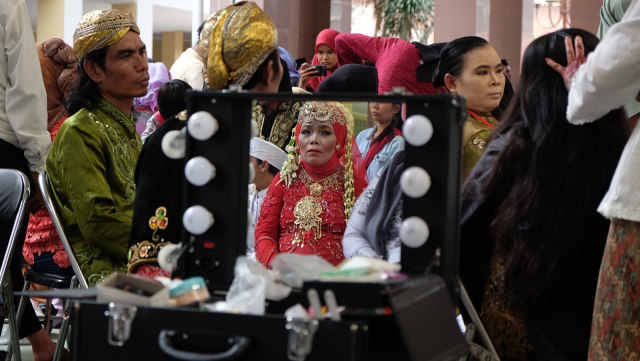 Peserta nikah massal di acara Tangerang Ngebesan 2019 saat dirias. Foto: Dimas Aryo