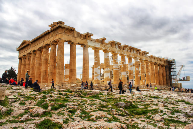 Parthenon, salah satu destinasi wisata utama di Yunani. Terletak di jantung Kota Athena dan ramai dikunjungi wisatawan sepanjang tahun. Sumber: Tari Wardani.