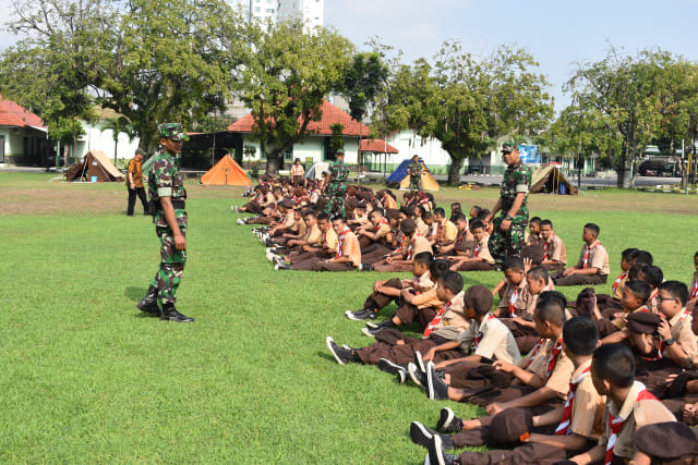 Kegiatan Kemah Kebangsaan diikuti sejumlah siswa SMP diadakan di Lapangan Makorem 074/Warastratama, Laweyan, Surakarta. (Agung Santoso)