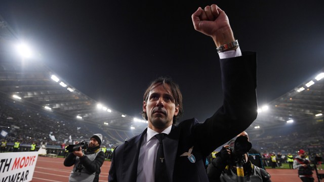 Simone Inzaghi merayakan kemenangan Lazio di Derby della Capitale. Foto: REUTERS/Alberto Lingria