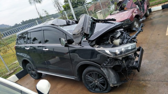 Kondisi mobil Bupati Demak yang mengalami kecelakaan di Jalan Raya Tol Batang-Semarang. Foto: Dok. Istimewa