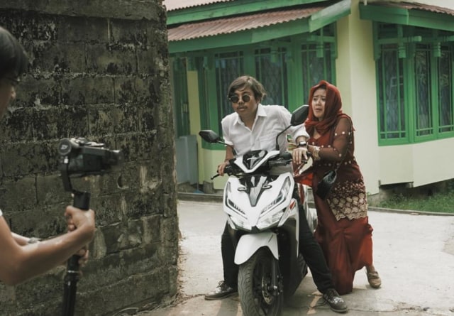 Meme Daeng sedang beradu peran dengan Akeng Embun Terbenam, pada sebuah film pendek garapan Digital Art Sudio, beberapa waktu lalu. Foto: Instagram @memedaeng