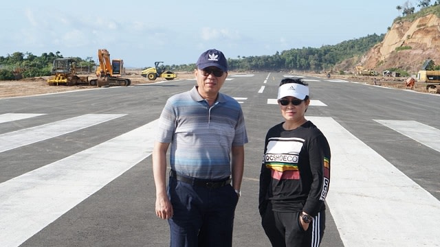 Bupati Kabupaten Kepulauan Siau Tagulandang Biaro (Sitaro), Sulawesi Utara, Evangelian Sasingen bersama suami, saat meninjau pembangunan Bandar Udara di Dusun Pihise. Warga berharap Presiden Joko Widodo yang meresmikan bandara ini. (foto: istimewa)