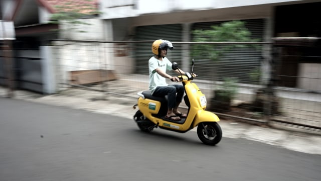 Sepeda listrik Migo yang melintas di jalan raya. Foto: Iqbal Firdaus/kumparan