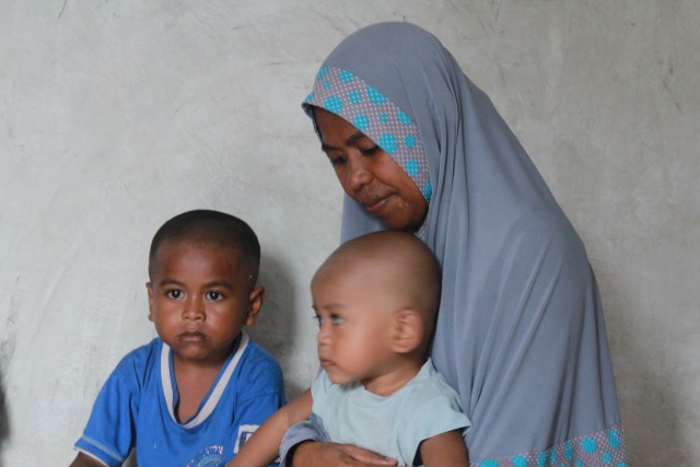 Wa Oni (35), Istri Rasilu sedang menggendong dua anak saat ditemui wartawan kendarinesia.id, sabtu, 02 maret 2019.JPG