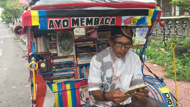 Sutopo (72), pensiunan PNS Kodim Yogyakarta bersama becak perpustakaan miliknya. Foto: Arfiansyah Panji Purnandaru/kumparan