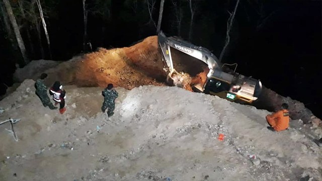Alat berat eksavator yang dikerahkan untuk mengangkat material longsoran di lokasi Tambang Emas di Desa Bakan, Kecamatan Lolayan, Kabupaten Bolaang Mongondow, Sulawesi Utara. 