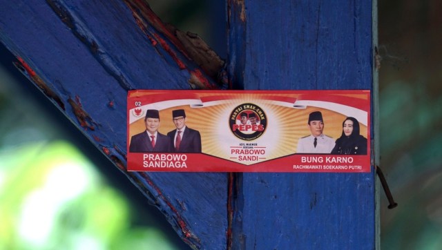 Stiker Pepes di lingkungan tempat kampanye hitam di Karawang, Foto: Nugroho Sejati/kumparan