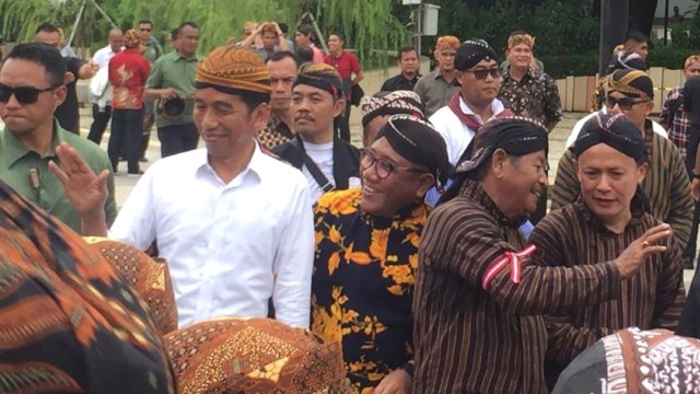 Presiden Joko Widodo di acara Selendang Belangkon di Plaza Tenggara GBK. Foto: Mirsan Simamora/kumparan