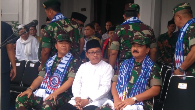 Panglima TNI Marsekal Hadi Tjahjanto (kanan) disambut Wali Kota Malang Sutiaji (tengah) dan sejumlah pejabat TNI yang lain. (Foto: Gigih Mazda/Tugu Malang).