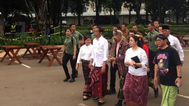 Presiden Jokowi pakai sarung asal Donggala, Sulteng. Foto: Mirsan Simamora/kumparan