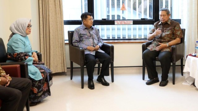 Wakil Presiden Jusuf Kalla saat bertemu Mantan Presiden Susilo Bambang Yudhoyono, usai menjenguk ibu Ani Yudhoyono. Foto: Dok. Tim Demokrat