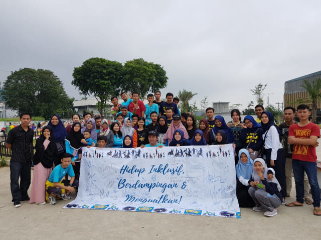 Komunitas Ampera, Gerkatin Lampung, dan Komunitas SADILA melaksanakan kegiatan peringatan Hari Anti Diskriminasi Internasional di Lampung Elephant Park (3/3) | Foto: Komunitas Ampera