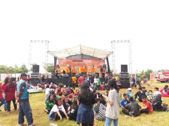 Komisi Pemilihan Umum (KPU) Kabupaten Majalengka menggelar konser musik yang bertajuk sosialisasi Pemilu 2019 bagi generasi millenial dan generasi termarjinalkan, di lapangan pasar lama Majalengka, Minggu (03/03). (Oki)