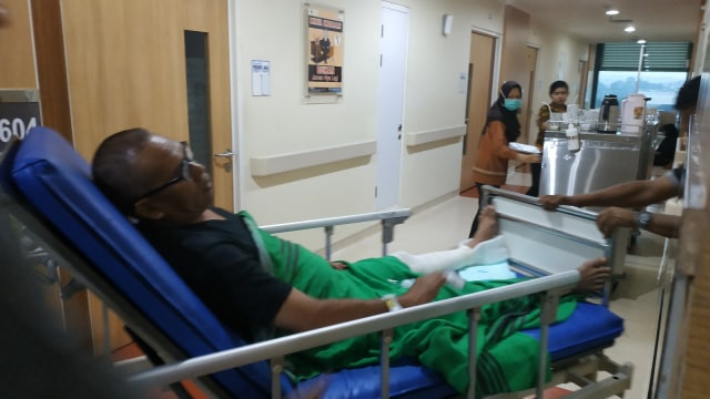 Bupati Demak, M Natsir saat masuk ke ruang perawatan di RSUP dr Kariadi. Foto: Afiati Tsalitsati/kumparan