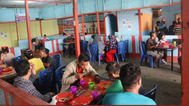 Masyarakat yang menyantap makanan di Rumah Makan Gratis. Foto: Rahmat Utomo/kumparan