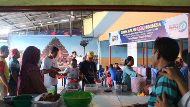 Masyarakat yang mengantre makanan di Rumah Makan Gratis. Foto: Rahmat Utomo/kumparan