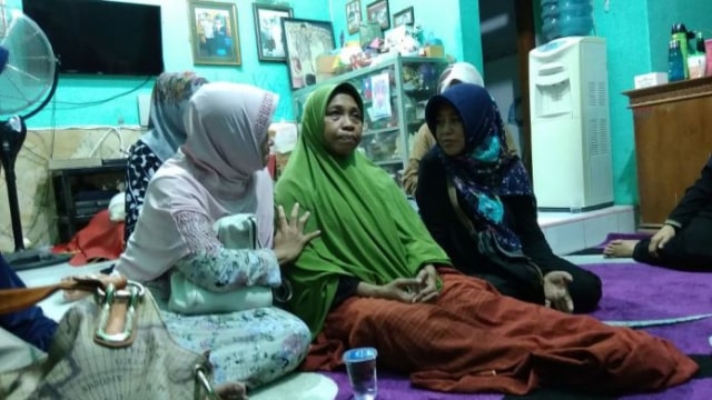 Endang Daneva (tengah), ibunda Febri Dien Terial saat berbincang dengan para kerabat usai sholat jenazah anaknya dilangsungkan. Minggu, (3/3/2019)