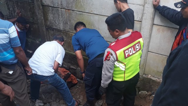 Evakuasi warga tertimbun pondasi di Megamendung, Bogor, Jabar. Foto: Dok. Polsek Megamendung