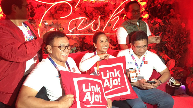 Menteri BUMN, Rini Soemarno (tengah) Pamerkan Aplikasi LinkAja di BNI Java Jazz Festival 2019 di JIExpo Kemayoran, Minggu (3/3). Foto: Abdul Latif/kumparan
