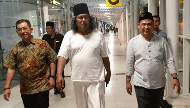 Gus Muwafiq (tengah) bersama Fadli Yasir (kanan) di Bandara Kualanamu, Kabupaten Deli Serdang, usai acara Harlah NU di Tebing Tinggi beberapa hari lalu. SumutNews.com