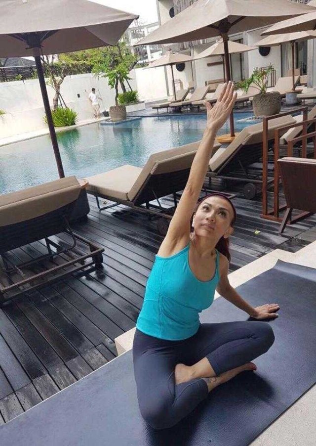 Eka Sari Lorena saat yoga. Dokumen pribadi.
