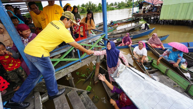 Gubernur Kalsel Sahbirin Noor memberikan bantuan jukung ke acil Pasar Terapung Lok Baintan, Kabupaten Banjar, Minggu (3/3). Foto: Humpro Kalsel