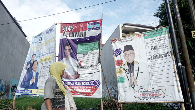 Sejumlah Alat Peraga Kampanye (APK) yang menumpuk di sudut jalanan Kota Bekasi, Senin (4/3). Foto: Iqbal Firdaus/kumparan