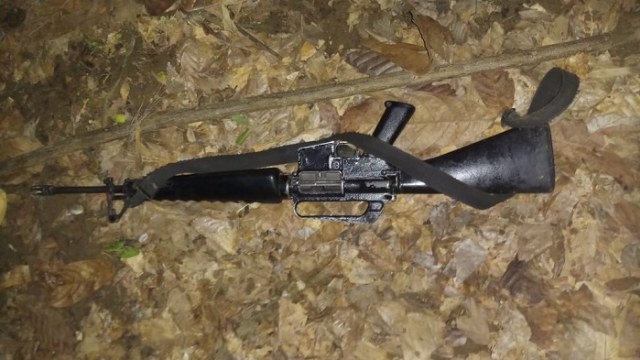 Senjata jenis M16A1 yang diduga sebagai milik kelompok teroris Poso yang ditemukan petugas Satgas Tinombala di hutan Poso, Sulawesi Tengah, Minggu (3/3/2019). Foto: Istimewa