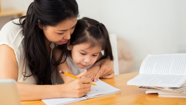 Ilustrasi ibu mengajari anak menulis Foto: Shutterstock