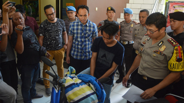 Petugas kepolisian menunjukan pelaku dab barang bukti pembunuhan mahasiswi di Magelang. Foto: dok polres Magelang