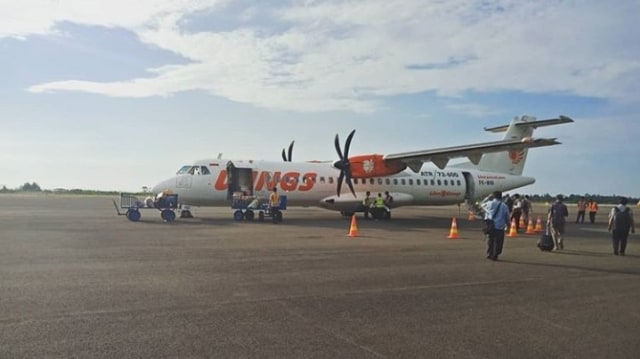 Suasana penumpang di Bandara Tampa Padang, Mamuju, Sulawesi Barat.