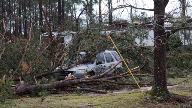 Angin tornado hantam wilayah Alabama. Foto: AP