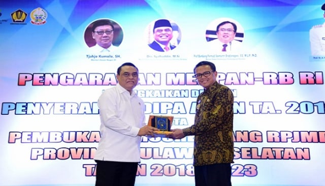 Menteri PANRB Syafruddin menerima cindermata dari Gubenrur Sulawesi Selatan Nurdin Abdullah.