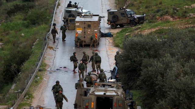 Warga Palestina tabrakan diri ke tentara Israel. Foto: REUTERS/Mohamad Torokman