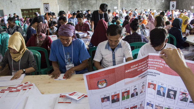 Pekerja melakukan pelipatan surat suara di Gudang Logistik KPU Kabupaten Sukabumi. Foto: ANTARA FOTO/Nurul Ramadhan