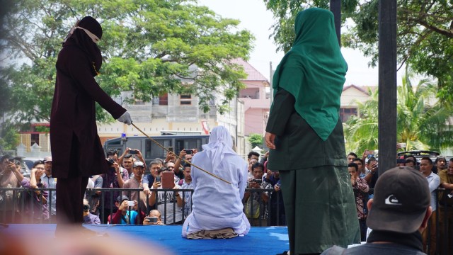 Suasana eksekusi hukuman cambuk pasangan non-muhrim yang digelar di halaman Masjid Syuhada Lamgugop, Banda Aceh, Senin (4/3). Foto: Zuhri Noviandi/kumparan