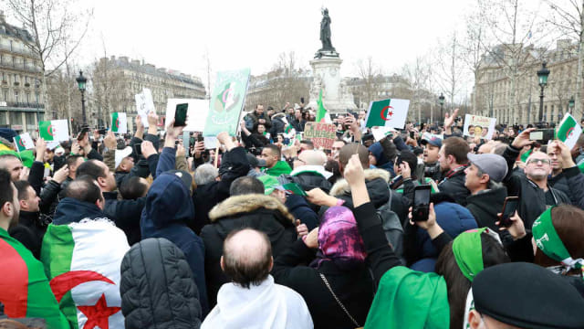 Ribuan orang di Prancis demo menentang niat Presiden Aljazair kembali calonkan diri jadi Presiden. Foto: AFP/JACQUES DEMARTHON