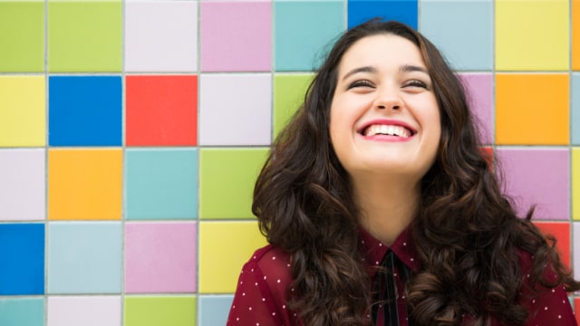 Ilustrasi perempuan bahagia. Foto: Shutterstock
