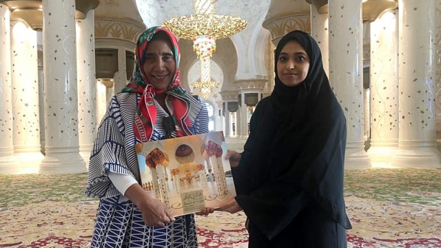 Pengurus Masjid Agung Sheikh Zayed memberikan kenang-kenangan kepada Menteri Kelautan dan Perikanan, Susi Pudjiastuti. Foto: Arifin Asydhad/kumparan