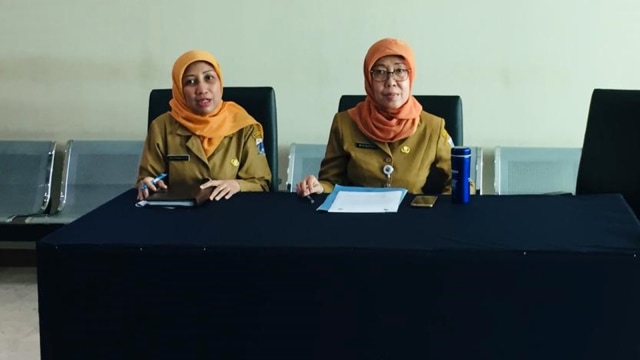 Kepala Dinas Kesehatan DKI Jakarta dr Sri Widyastuti (kanan) melakukan konferensi pers terkait DBD di Dinas Kesehatan DKI Jakarta, Senin (4/3). Foto: Muhammad Darisman/kumparan