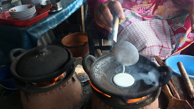 Proses pembuatan Serabi Ambarawa. Foto: Safira Maharani/kumparan