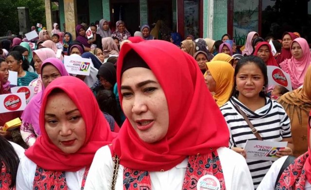 Ketua Relawan Perempuan Tangguh Jokowi (Pertiwi) Jatim, Lita Machfud Arifin saat menyapa emak-emak di Malang