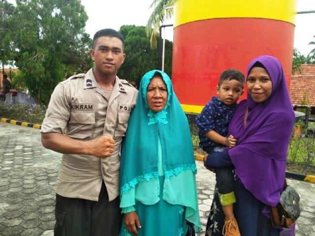 Muhammad Ikram bersama ibu dan kerabatnya. Kerja keras anak pemulung ini mengantarkannya menjadi anggota polisi. (Foto: Jimmi/batamnews)