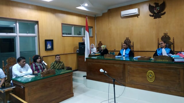 Hakim membacakan keputusan sidang atas gugatan Walhi Sumut terkait proyek PLTA Batang Woru di PTUN Medan, Senin (4/3). Foto: Rahmat Utomo/kumparan