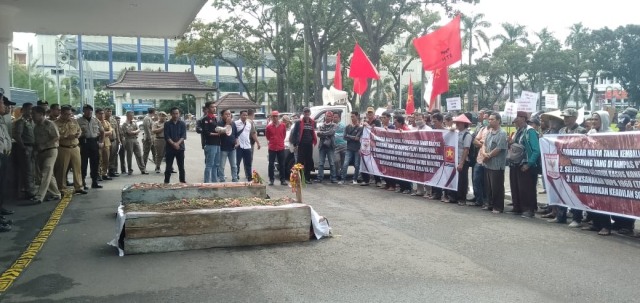 Aksi kubur diri yang dilakukan warga Komering di Kantor Gubernur Sumsel (Urban Id)