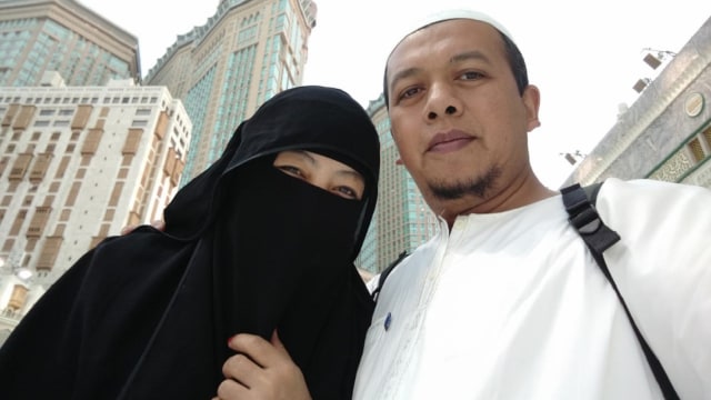 Hayati Syafri (bercadar) bersama suaminya. (Dok pribadi)