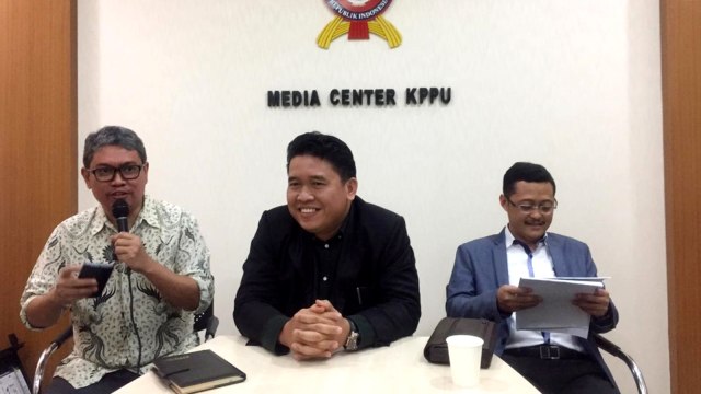 Komisioner Komisi Pengawas Persaingan Usaha (KPPU), Guntur Syahputra Saragih (tengah), bersama Komisioner KPPU Afif Hasbullah (kanan), dan Kepala Biro Humas KPPU, Taufik Ariyanto adakan Konferensi Pers di Media Center KPPU, Jakarta Pusat, Senin (4/3). Foto: Abdul Latif/kumparan