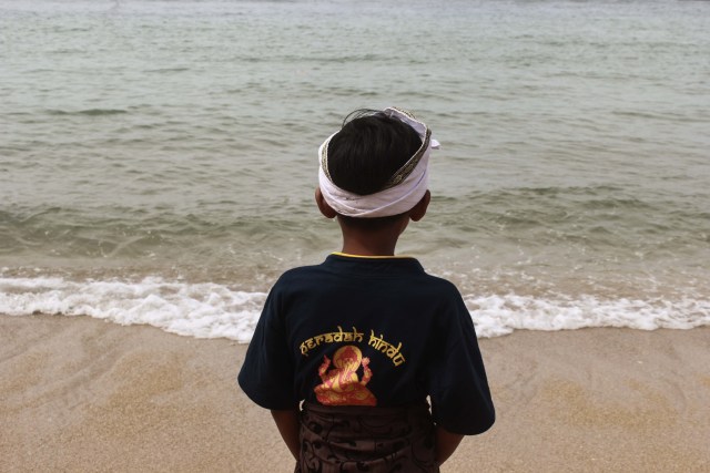 Seorang bocah memandang laut lepas di Pantai Balekambang, Kecamantan Bantur, Kabupaten Malang, dalam acara Melasti, Senin (4/3/2019).(foto-foto: Bayu Eka Novanta-Dolly Siregar/Tugu Malang)