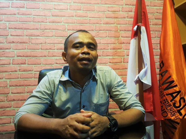 Ketua Bawaslu Sultra, Sahinuddin, saat ditemui di ruang kerjanya, Senin (4/3). Foto: Lukman Budianto/kendarinesiaid
